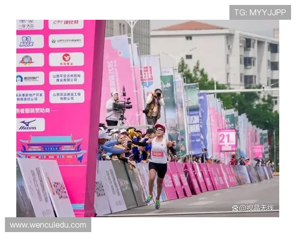 成都城市马拉松点评：极限运动队展现灵活性与团队合作的精彩瞬间