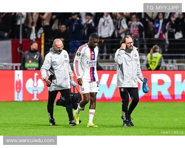 布莱克浦与卢顿比赛因天气原因延期球迷期待新赛程安排